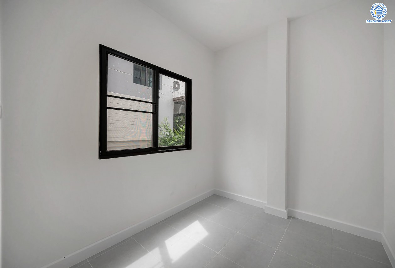 คฤหาสน์สุดหรู ดีไซน์สุด Luxury ติดถนนบรมราชชนนี โครงการ เดอะแกรนด์ ปิ่นเกล้า หลังมุม บนเนื้อที่ถึง 111.6 ตร.ว. ฟังก์ชัน 4 ห้องนอน 5 ห้องน้ำ 1 ห้องแม่บ้าน จอดรถได้ 2 คัน พร้อมบรรยากาศ Private บนทำเลเชื่อมต่อหลายเส้นทาง อาทิถนนบรมราชชนนี, ถนนพุทธมณฑลสาย3 ใกล้เซ็นทรัล ปิ่นเกล้า, ม.มหิดล และทางคู่ขนานลอยฟ้าบรมราชชนนี...